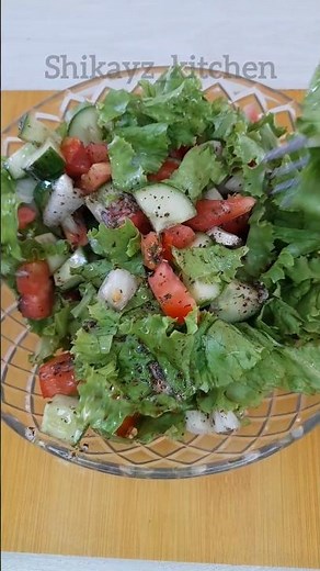 Simple Green Salad with Garlic and Mint Dressing #greensalad