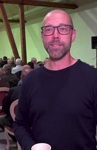 STOR INTERESSE FOR BORGERMØDE OM ULV Der var mange meninger og mange spørgsmål, da vi inviterede til borgermøde om ulv i Vestjylland. ”Hvad gør jeg, hvis jeg møder en ulv?” "Skal hele naturen nu hegnes ind?" "Kan man bruge hyrdehunde til at passe på fårene?" ”Det er en stor berigelse, at vi har fået et toprovdyr i naturen.” ”Hvorfor kan man først få tilskud til sikring af hestefolden efter et angreb?” Sådan lød det fra nogle af borgerne, der lever og færdes med ulven, til borgermødet den 13. nov