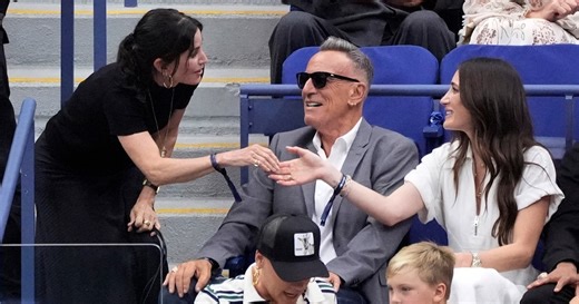 40 jaar na iconische clip ‘Dancing in the Dark’: Bruce Springsteen en Courteney Cox herenigd op US Open