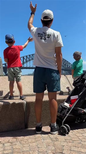 Tereza Schindlerová - Cestuj za babku on Instagram: "Tehdy jako studentka v Sydney téměř bez peněz, na blog jsem psala jako koníček - dnes o 16 let později jsem tu zas, tentokrát s celou rodinou a díky blogu koukám na Operu z výšky. Jsem moc vděčná, že jsem s tím nesekla! ✍️ Vstupenky a zážitky na cestách doporucuju rezervovat pres @getyourguide - spolehlivě, pohodlně on-line a mnohdy i levněji, třeba s mým kódem CESTUJZABABKU5, který vám hodí slevu v appce. Napište do komentáře CHCI APPKU a poš