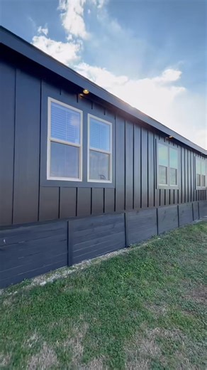 This is not your grandma’s “mobile home.” 😏 Meet the Sunshine 2018 — a 4 bed / 2 bath double section with a bonus den that actually feels like a bonus. Black Hardie exterior ✔️ 8.5 ft ceilings ✔️ Rock accents under the dormer ✔️ JUMBO Beko refrigerator ✔️ Soft-close cabinets ✔️ Large laundry room ✔️ Wet bar ✔️ (because why not) Built by Sunshine Homes — the oldest builder in the business and still setting the standard for premium manufactured & modular homes. 📍 Spartan Homes of Meridian 2605 1