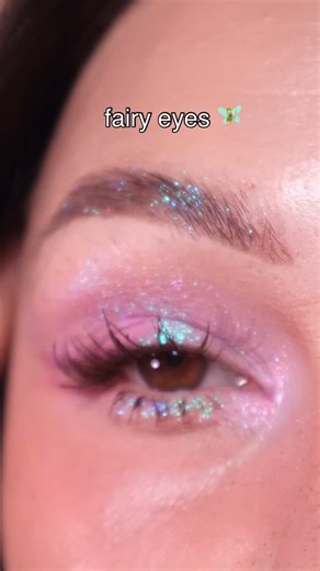 Kelsey Hopman on Instagram: "Fairy eye makeup tutorial🧚🏻 yes or no? —- I can’t help but love a whimsical, sparkly eye look. This was super easy to create because I added a duo chrome as a topper to take this eye look to the next level. - Used: @colourpopcosmetics fade into hue. @hudabeauty icy nudes palette. @dieverunecosmetics single eyeshadow(don’t know the name off the top of my head - look it out of its original palette or single) @halfmagicbeauty brown mascara. - Eye makeup inspo. Sparky 
