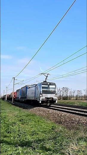 193 816 RTB Cargo Vectron A semi-trailer/container freight train passes Gramatneusiedl in Austria