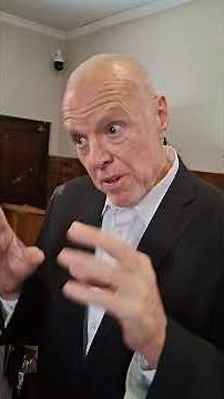 Louis praat met die media 2