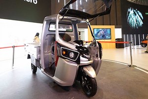 Surge 32, un étonnant scooter électrique qui se transforme en tricycle utilitaire (et vice versa)