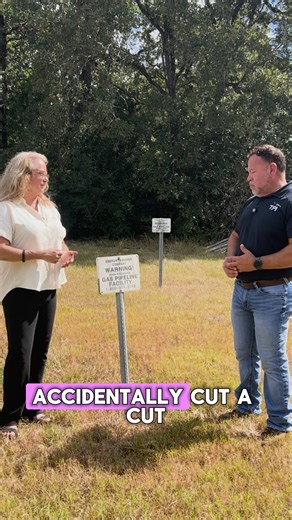 Seeing a gas pipeline marker in your yard can look intimidating — but it’s actually very common and completely safe. ⚠️🏡 The sign simply indicates a gas line easement, meaning you shouldn’t dig or build directly on that specific area. Utility companies maintain and test these lines regularly, keeping your property protected. ✔️🔧 This beautiful home has clear utility access and well-maintained surroundings — offering safety, space, and peace of mind. Great news — this home is ready for its next