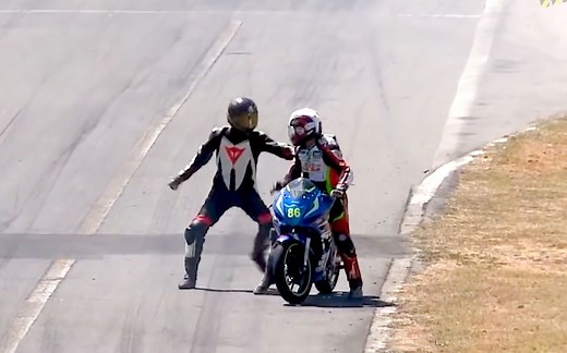 盘点比赛场上的失误瞬间，高速行驶的F1赛车轮胎竟然掉了？