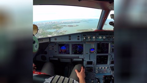 Tremendous Airbus A321 landing in Boston | Just Planes