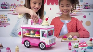 With the Num Noms Lip Gloss Truck your Num Noms collector can make their own scented lip gloss! Plus, this set includes four Special Editions. | Num Noms