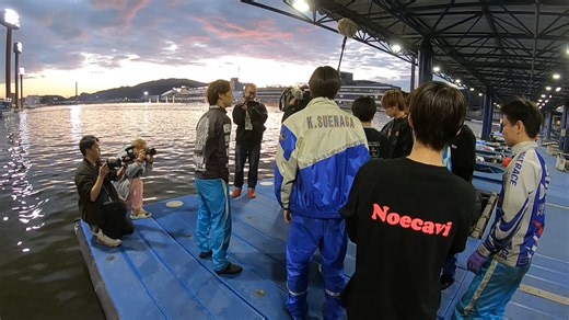 【ボートレース蒲郡・SG第61回ボートレースクラシック】SG初出場の常住蓮選手は3日目2R、5コースからまくり差して1着。師匠の山田康二選手はもちろん、峰竜太選手、宮地元輝選手、末永和也選手、定松勇樹選手らに水面に放り投げられる水神祭で祝福されました。そして、後ろから峰選手を押して落とそうとする〝お茶目〟な原田幸哉選手もバッチリ映っています(^▽^)/
