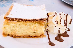 JUGOSLOVENSKA KREMPITA za koju se ne peče kora: Kremasti, starinski slatkiš koji će vas vratiti u detinjstvo (RECEPT)