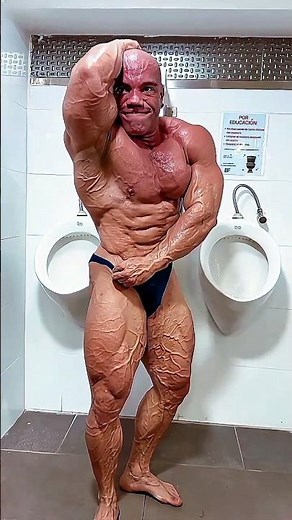 BLOOD FLOW IS INSANE! Pro Bodybuilder Flexing | Muscle flex