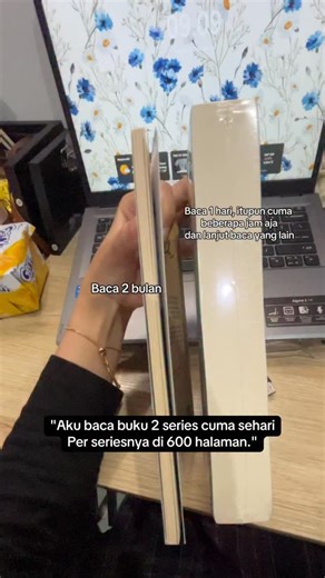 Teori Kata Publishing on Instagram: "Rekor baca tercepat kalian berapa lama nih guys?? Perbedaan yang sangat signifikan pedahal, cuma ntah kenapa ya? Buku yang tebal bisa diselesaikan secepat kilat bahkan dalam 2 jam mungkin saja, tapi yang lebih tipis mau dibaca aja nunggu berbulan bahkan berapa tahun kalau lupa😭😭 Cara kalian penulis maulun pembaca agar tetap konsisten membaca itu begini 📌Tetapkan jadwal agar terbiasa 📌Tujuannya juga harus fokus nih buat apa 📌Mulai dari buku yang kamu suka