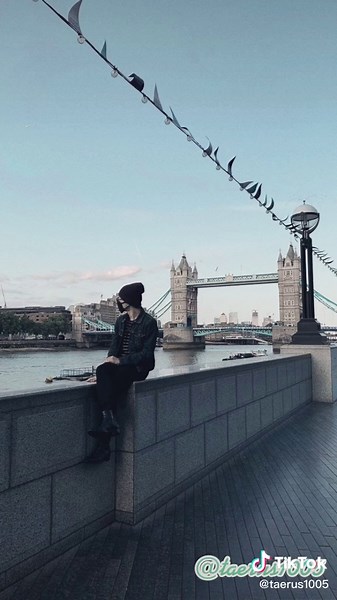 JUNGKOOK AND JIMIN IN TOWER BRIDGE 2019 #jungkook #jimin #jikook #jiminandjungkook #london #btsinlondon #btsarmy #btsloveyourself #taeruspins #taerus