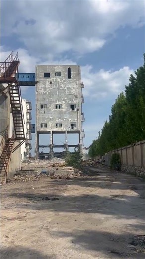 Watching High-Rise Factory Demolition From Distance, Collapse Moment Is Stunning!