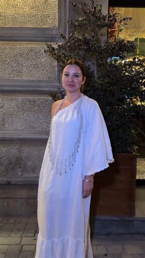 🩵 стилист | Образы для фотосессий on Instagram: "📚 Bu, Madeline Miller-in möhtəşəm “Kirkə” kitabıdır. Yunan tanrıçalarının həyatı, güc, təkliyə dirənmək və öz yolunu tapmaq haqqında hekayə. Hər səhifə sanki qədim dünyaya toxunuş kimidir — amma o qədər müasir, o qədər bizə yaxın. Kirkə insana özün üçün dayanmağı, özünü seçməyi və “fərqli olmaqdаn” qorxmamağı öyrədir. Bu ay üçün seçdiyiniz bu kitaba görə təşəkkür edirəm — mükəmməl seçim idi. Zərif, dərin və çox gözəl. Elə kitablardandır ki, insa