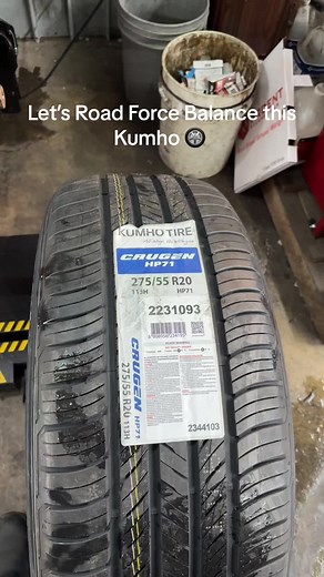 Road Force Balancing a Kumho Crugen HP71 #asmr #roadforcebalancer #kumho #tireshop