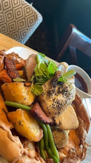 INTRODUCING… THE TRIPLE ROAST! 🍽️ 3 succulent meats with all of your favourite trimmings, all tucked inside a giant homemade Yorkshire pudding with a side of gravy 😍 NEW to our Sunday Menu from this weekend Booking strongly advised ❤️ https://gedlinginn.co.uk | The Gedling Inn