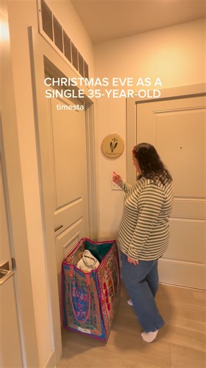 Meghan | Mental + Physical Health Journey on Instagram: "Merry Christmas everyone!! hope you’re all having great day with family (& a nice scrolling break if you’re here 🥰) #cozyvlog #singlelife #livingsingle #cozychristmas #cozyathome"