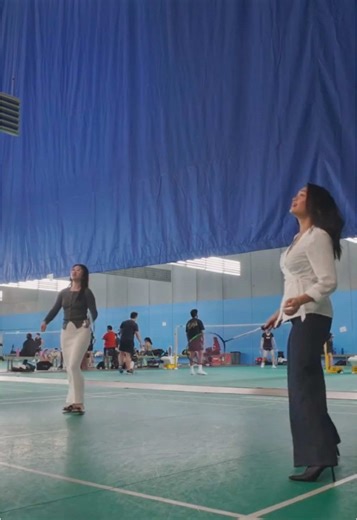 Trying Badminton for the First Time with Friends