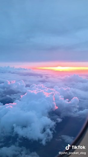 夕焼けが、雲の輪郭を照らしていた。その儚げにな美しさに、僕はしばらく見惚れていた。#夏の思い出 #天気の子 #fyp