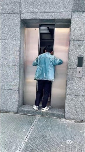 Rude man shamed at the elevator 😅🚨 [ZUKA HOUSE]#zukahouse #kindness #help #elevator