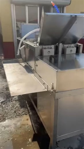 ⚙️ Detailed Explanation of Double-Drum Fully Automatic Gizzard Peeling Machine and Pre-Processes (Opening → Turning → Oil Removal Cleaning → Peeling) 🔄 Gizzard processing is a multi-step continuous operation process. From the whole gizzard take out during evisceration to the final clean gizzard meat, a series of treatments are required. Each step has its irreplaceable role, and the four processes of opening, turning, oil removal cleaning, and peeling are interconnected and indispensable. 📩 If 