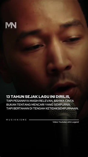 Sudah 13 tahun sejak All Of Me dari John Legend dirilis pada 2013, tapi sampai sekarang lagunya masih sering terdengar, terutama di momen seperti pernikahan. Bukan tanpa alasan. Lagu ini punya pesan yang sederhana, tapi kuat: cinta bukan soal mencari yang sempurna, tapi menerima ketidaksempurnaan dan tetap memilih untuk bertahan. Kalau banyak lagu cinta hanya fokus pada hal-hal indah, All Of Me justru lebih jujur. Lagu ini mengingatkan bahwa setiap orang punya kekurangan, punya sisi yang beranta