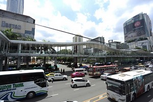 Skywalk linking road outside CentralWorld to Platinum mall has opened (PHOTOS) | Coconuts