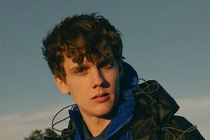 10 Fakta Hunter Doohan, Pemain Wednesday Viral Nikah Sesama Jenis - Hits Katadata.co.id