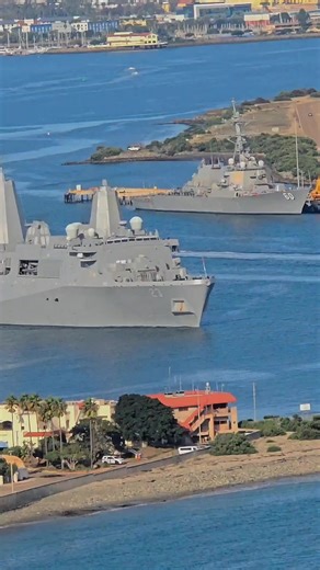 uss anchorage( 23 ) salah satu kapal lpd terbesar di dunia, gedean ini apa type 071🗿USS Anchorage (LPD 23) adalah kapal dok angkut amfibi kelas San Antonio milik Angkatan Laut Amerika Serikat. Kapal ini dirancang untuk mendukung berbagai misi seperti penyerangan amfibi, operasi khusus, hingga ekspedisi perang. Berikut adalah rincian spesifikasi dan persenjataannya: Spesifikasi Utama Panjang: 208,5 meter (684 kaki). Lebar: 31,9 meter (105 kaki). Berat Benaman (Displacement): Sekitar 24.900 ton s