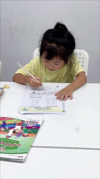 Dinuo's Journey Learning Arabic in Class