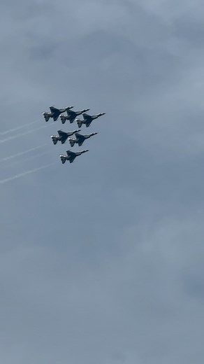 Chicago Air Show 2025 ✈️ #chicago #airshow #chicagoairshow #airshowchicago #airforce #f16 #thunderbirds #airshowchicago2025 #chicagodowntown #michiganlake #lakemichigan #montrosebeach #concretebeach | Chicago City