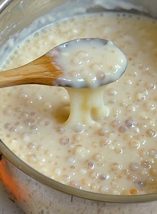 Laissez-vous tenter par un dessert classique avec ma recette traditionnelle de pudding au tapioca. Cette friandise crémeuse, préparée avec des ingrédients simples et des instructions faciles, deviendra rapidement un favori de la famille. C'est un jeu d'enfant à préparer et son goût est bien meilleur que celui du commerce. RECETTE DANS LES COMMENTAIRES | Recettes simples de femmes au foyer