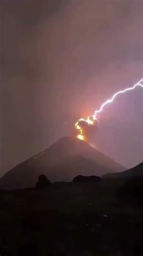 Lightning Strikes a Live Volcano in Guatemala 🌋