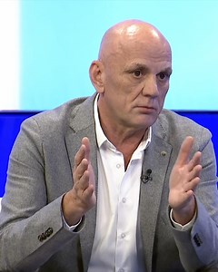 319K views · 2.8K reactions | Gani Geci: “Unë i njoh veç dy gjini. Merrni dy gra, shtini në një dhomë dhe mbajini 10 vjet nëse e bajnë një fëmijë, qe qafa, po ashtu edhe 2 burra, smujnë” | RTV Dukagjini | Facebook