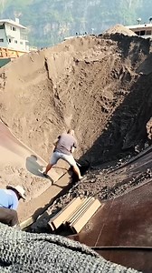 Barge unloading 2600 tons of river sand | USA Machines Channel