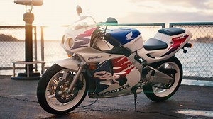 Honda CBR250RR MC22: '90s Sportbike Out-Revs an F1 Car