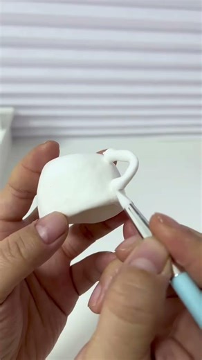 Teach you how to make super simple mini cups. Anyone with hands can do