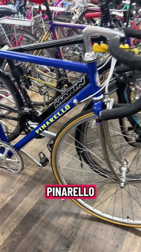 Pinarello nace en Italia, de la mano de Giovanni Pinarello, un exciclista con una visión clara: crear bicicletas hechas para ganar. Desde Treviso, la marca construyó su leyenda uniendo artesanía italiana, carácter racing e historia pura. Una Pinarello vintage es volver al origen del ciclismo de competición. #cyclinglife #vintagebike #italianstyle #pinarello #classiccycling