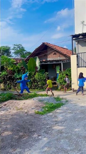 Lagi main boneka di kejar badut