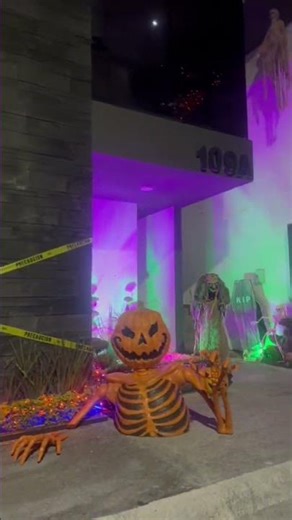 Santiago House Decorated For Halloween || ViralHog