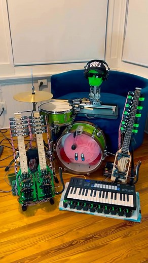 HE DID IT AGAIN #travelerguitar #headlessguitar . . Posted @withregram • @onehackerband 🎶I don’t care what they say about us anyways. I don’t care about that 🎶🤖🤘 Song: Buddy Holly by Weezer #weezer #robot #guitar #bass #drums #keyboard #midi #automation #90s | Traveler Guitar