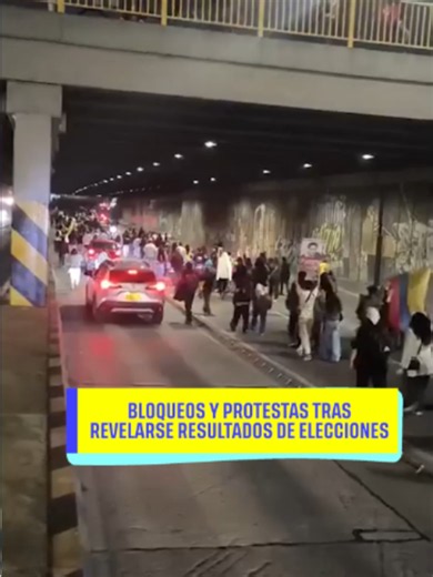 🚨 ¡TENSIÓN EN LAS CALLES! 🚨Tras conocerse los resultados electorales, seguidores de Iván Cepeda y Abelardo de la Espriella se tomaron las vías. 🗳️💥 Entre protestas y celebraciones, los bloqueos ya paralizan la movilidad en puntos clave. 🚧🚫 La polarización está al rojo vivo. ¿Qué opinas de lo que está pasando? Te leemos en los comentarios. 👇💬 Encuentra más en https://lakalle.bluradio.com/ #LaKalle #ElKlub #Elecciones2026 #IvánCepeda #AbelardoDeLaEspriella