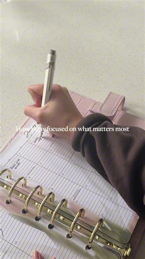How to stay focused on what matters most 🗂️ Use a Franklin Planner to turn intention into action!