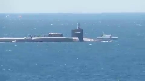 🇺🇸🇬🇮 A rare U.S. Ohio-class SSGN submarine was reportedly spotted near Gibraltar during an unusual personnel changeover.The vessel is likely the USS Ohio, one of only four guided-missile submarines in the entire U.S. fleet.