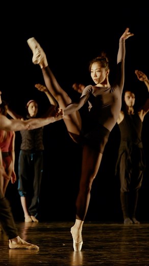 1.5K views · 13 reactions | Bühnenprobe für William Forsythes Choreographie „Artifact II“. > Ab Freitag im Ballettabend SHORTCUTS zu sehen Choreographien von Hans van Manen | Neshama Nashman | Bridget Breiner | Demis Volpi | Virginia Segarra Vidal | William Forsythe 24. März - 12. Mai Theater Duisburg  Tickets: www.ballettamrhein.de : Alex Berg | Deutsche Oper am Rhein | Facebook