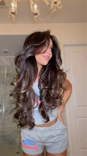 New hair😭🩷 what do we think?? It’s a big change for the girl who never changes her hair. Thank you soooo much @cassandra_tavares & @linseybarbuto @perlei_salon 🥰 best salon in the world | Beauty by Carli Bybel