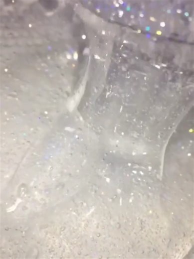 No es solo brillo 💋✨ Un buen lipgloss hidrata 💧, protege 🌿 y refleja tu estilo. En mi curso online 🎓 te enseño a crear lipgloss desde cero, elegir la base correcta, añadir pigmentos 🎨 y aromas 🍓 hasta lograr una fórmula profesional y vendible. #Lipgloss #CursoOnline #CosmeticaArtesanal #EmprenderDesdeCasa #bellezanatural