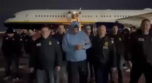 #ÚLTIMAHORA | Maduro esposado: del poder absoluto al control federal en EE. UU. La imagen es contundente: Nicolás Maduro bajó esposado de un avión militar en Nueva York, rodeado por agentes del FBI y la DEA. El arribo ocurrió en la base aérea de Stewart, bajo estricta custodia y temperaturas gélidas. Un momento histórico que sacude a Venezuela y redefine el escenario político internacional. #VenezuelaLibre | La Guayaquileña